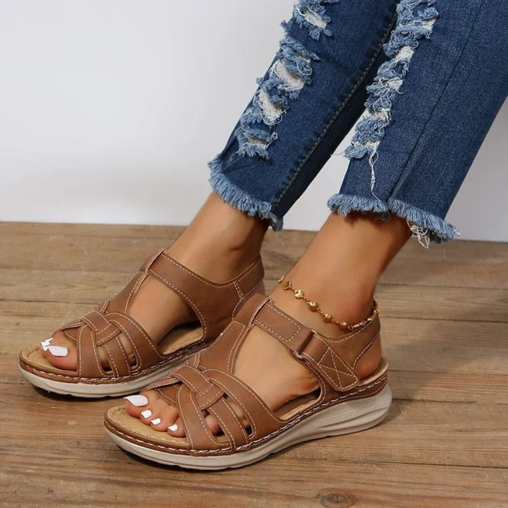 Anneliese | Bequeme Wandersandalen mit gekreuzten Riemen