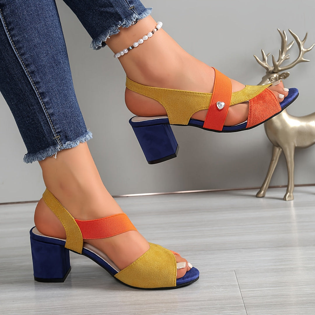 Amara | Pumps mit gekreuzten Riemen im Farbblock-Design