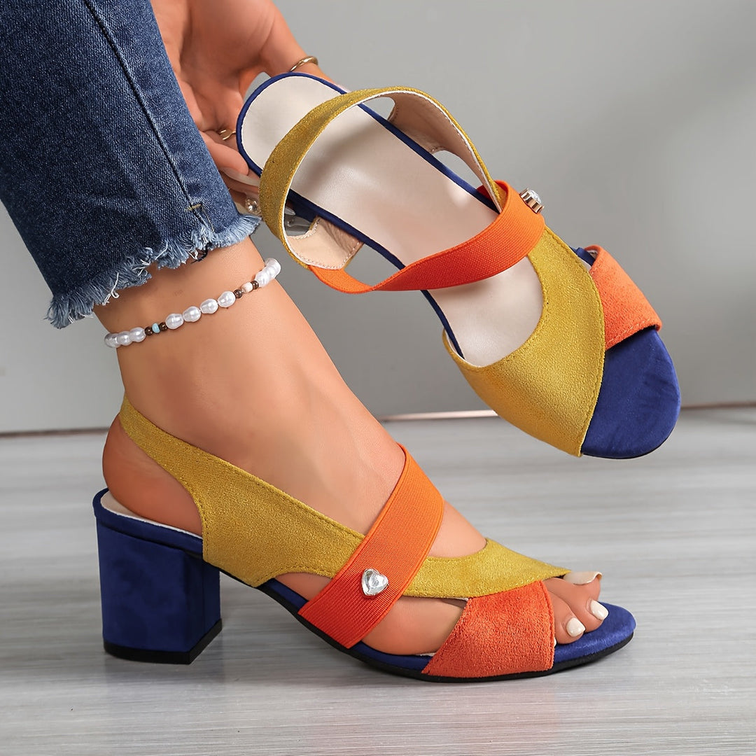 Amara | Pumps mit gekreuzten Riemen im Farbblock-Design