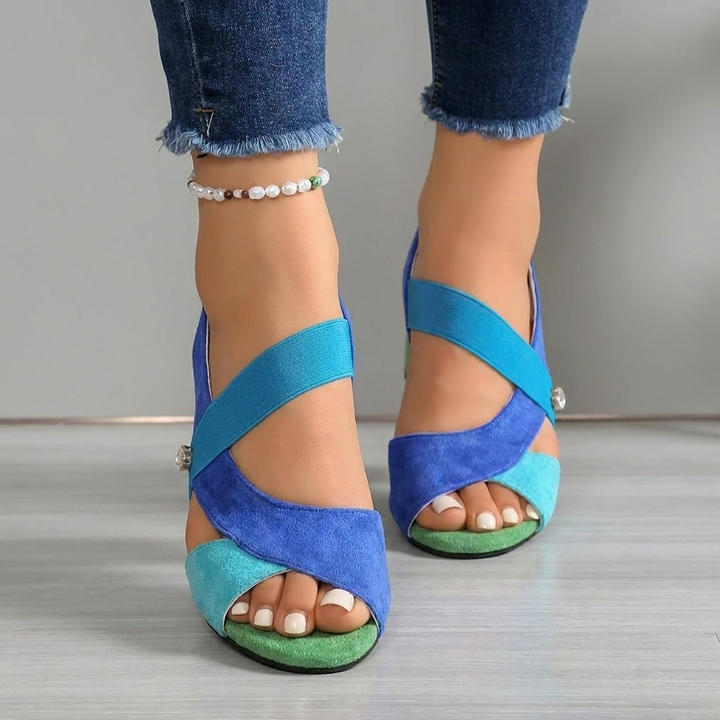 Amara | Pumps mit gekreuzten Riemen im Farbblock-Design